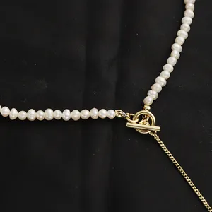 Dettaglio collana di perle d'acqua dolce con chiusura a levetta dorata elegante
