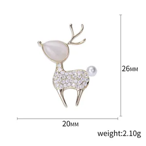 Broche cerf en zircons avec tête en opale et perle dorée, dimensions 26mm x 20mm