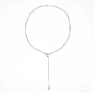 Collana a Y con perle d'acqua dolce, chiusura a T in oro e ciondolo rettangolare