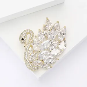 Detalle macro del broche de cisne con cristales de marquesa y base chapada en oro