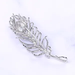 Vue détaillée du dos de la broche plume en argent avec zircon et fermoir de sécurité