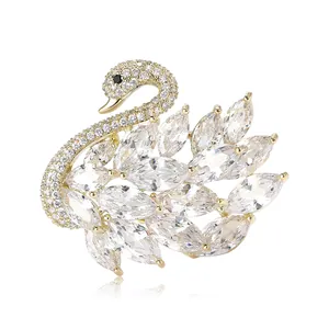 Elegante broche de cisne con baño de oro e incrustaciones de cristal de circonita