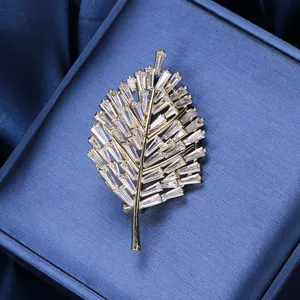 Elegante Spilla a Foglia per Donna in Rame Con Zirconia Micro Intarsiata Taglio Baguette Oro Argento Placcato per Abito Cappotto