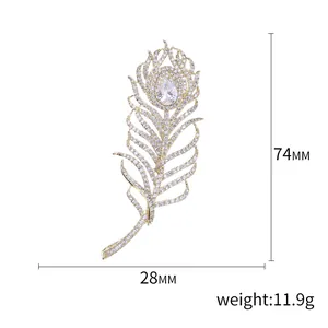 Broche élégante en forme de plume dorée avec zircons, dimensions 74mm x 28mm pour veste