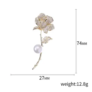 Spilla a rosa dorata elegante con zirconi e perla, misura 74 mm per 27 mm