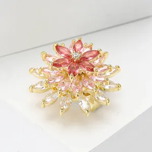 Détail macro de la broche flocon pivotante avec zircons multicolores de taille marquise