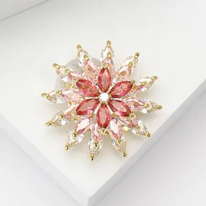 Broche flocon de neige rotative élégante avec zircons roses dégradés et base dorée