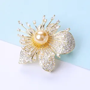 Spilla orchidea dorata con petali in zirconi micro-pavé e perla centrale decorativa