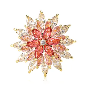 Broche flocon de neige rotative élégante avec zircons marquise colorés et finition dorée