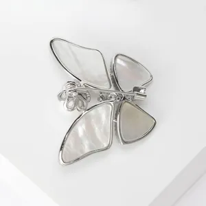 Elegante spilla a farfalla in argento con ali in madreperla iridescente e dettagli in zircone