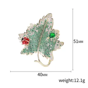 Broche feuille d'érable élégante avec zircons verts et coccinelle, 51mm sur 40mm