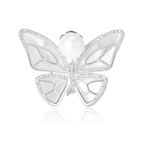 Elegante spilla a farfalla argentata con perla bianca e zirconi scintillanti