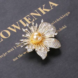 Dettaglio della spilla a fiore con perla dorata e petali di zircone scintillanti