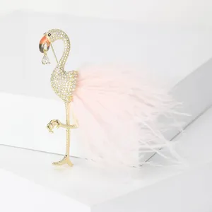 Detailaufnahme der Flamingobrosche mit rosa Federn, Vergoldung und Zirkoniasteinen