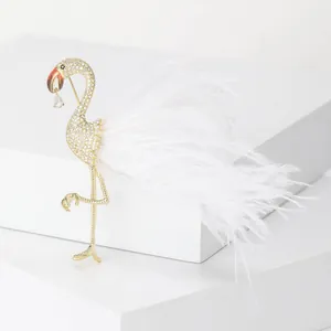 Detailansicht der Flamingo-Brosche mit Zirkonia-Steinen und weichem weißem Federbesatz