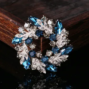 Luxuriöse blaue Kristallblütenkranz-Brosche mit Silberblättern für elegante Mäntel