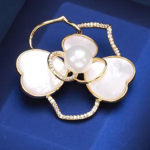 Vintage Kamelien Brosche Mit Perlmutt Blütenblättern Und Weiße Künstliche Perle Zirkonia Eingelegt Vergoldet Eleganter Schmuck Für Damen