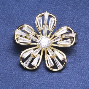 Broche Fleur Élégante à Cinq Pétales pour Femmes en Cuivre Plaqué Or Avec Zirconia Micro-pavage Bijoux de Mode