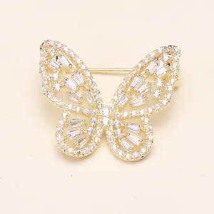 Élégante broche papillon dorée avec ailes évidées et pierres de zircon blanc éclatantes