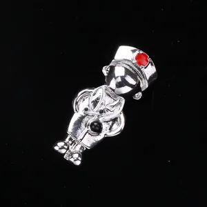 Dettaglio della spilla da medico in argento con cappello bianco e croce rossa smaltata
