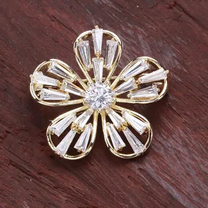 Broche fleur à cinq pétales élégante avec zircons et une finition dorée polie