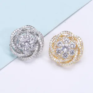 Détail des broches fleurs en zircon plaqué argent et or avec incrustation de cristaux fins