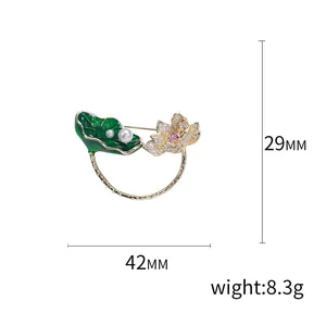 Broche lotus élégante avec feuille en émail vert et perles blanches pour femme