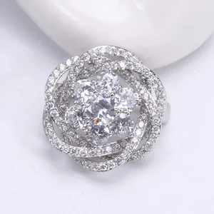 Vue détaillée de l'élégante broche fleur en zircon avec pétales argentés et cristaux