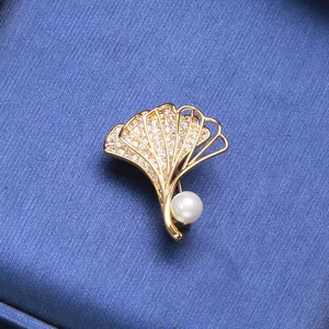 Eleganter Ginko-Blatt-Brosche mit Zirkonia-Besatz und Perle in einer Schmuckschatulle