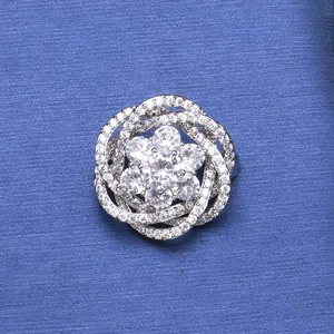 Bague fleur argentée avec zircons étincelants sur fond en soie bleu nuit élégante