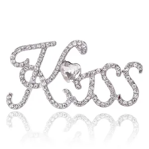Elegante Spilla Kiss in Lega con Strass Lettera Inglese con Accento di Cristallo a Cuore Accessori Moda per Donna Oro Argento