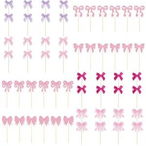 Détail de nœuds en satin rose et violet pour décoration de gâteau avec papier pailleté