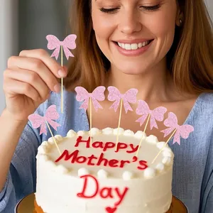 Gros plan de décorations de gâteau à nœuds roses pailletés pour la fête des mères
