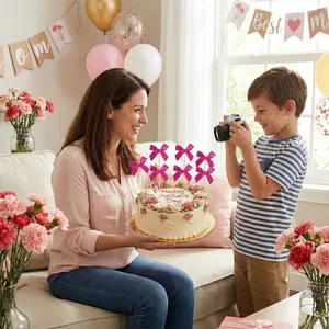 Détail de sept décorations de gâteau en ruban satin rose pour la fête des mères sur un gâteau