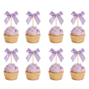 Détail de surmatelas de cupcakes en satin violet posés sur 8 cupcakes à la lavande