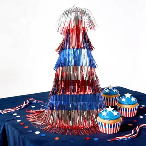 Détail du centre de table avec franges en aluminium rouge argent bleu pour fête USA