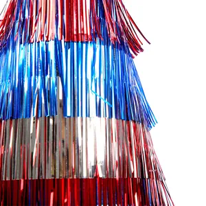 Détail de franges en guirlande rouge argent et bleu pour décor de fête nationale