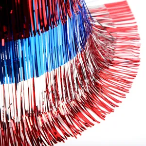 Gros plan sur les franges en clinquant rouge blanc bleu du chapeau de fête pour l'Indépendance
