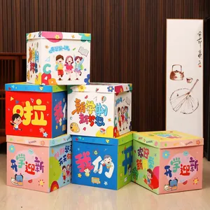 Boîtes cadeaux colorées pour la rentrée scolaire avec décorations de dessins animés