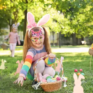 Cerchietto con orecchie di coniglio e occhiali rosa per la festa di Pasqua