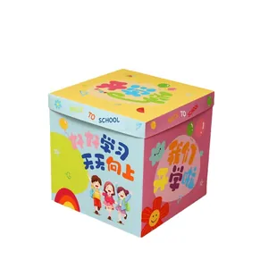 Boîte cadeau colorée de la rentrée avec écoliers en dessin animé et motifs arc-en-ciel
