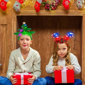 Set cerchietti natalizi LED con albero di Natale in peluche e design festivo di caramelle
