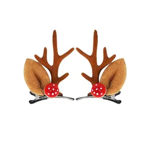 Barrettes bois de renne de Noël en peluche avec détails champignon et oreilles sur fond blanc