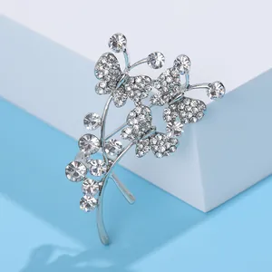 Broche bouquet de papillons étincelants avec cristaux et finition argentée