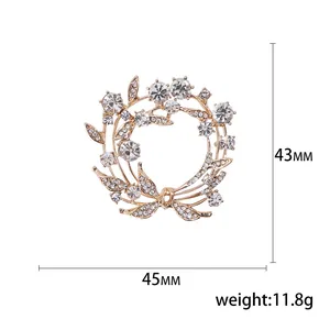 Elegante strass olijftak krans broche in goudkleurig metaal van 43 mm x 45 mm