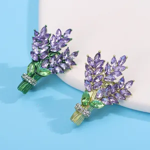 Macro de deux broches en forme de lavande avec cristaux violets et finition dorée