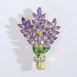 Détail de la broche bouquet de lavande avec cristaux violets et dorures fines