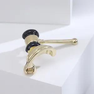 Broche creativo de mazo en esmalte dorado y negro para accesorios de moda