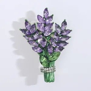 Détail de la broche lavande avec pierres de cristal violettes et feuilles en émail vert