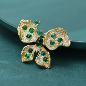 Élégante Broche Papillon en Cuivre Plaqué Or Avec Pierre Précieuse Verte Et Zircone Blanche Pour Décoration Bijoux Femme